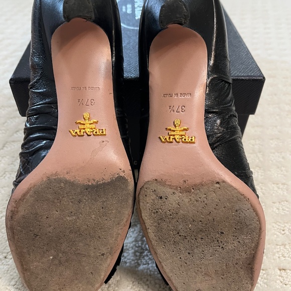 Prada black leather pump with kitten heel and bow detail - Picture 6 of 6